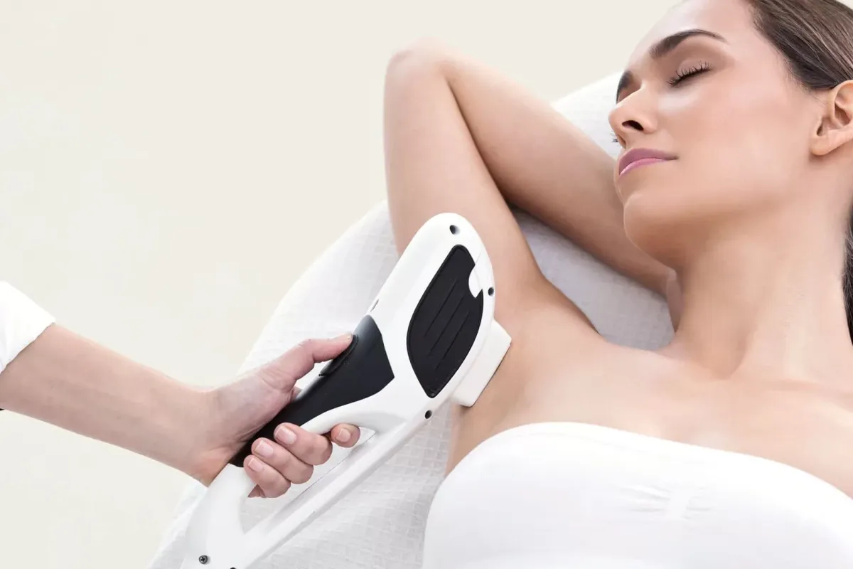 Épilation Définitive IPL - Traitement Professionnel Épilation définitive à la lumière pulsée IPL sur les aisselles