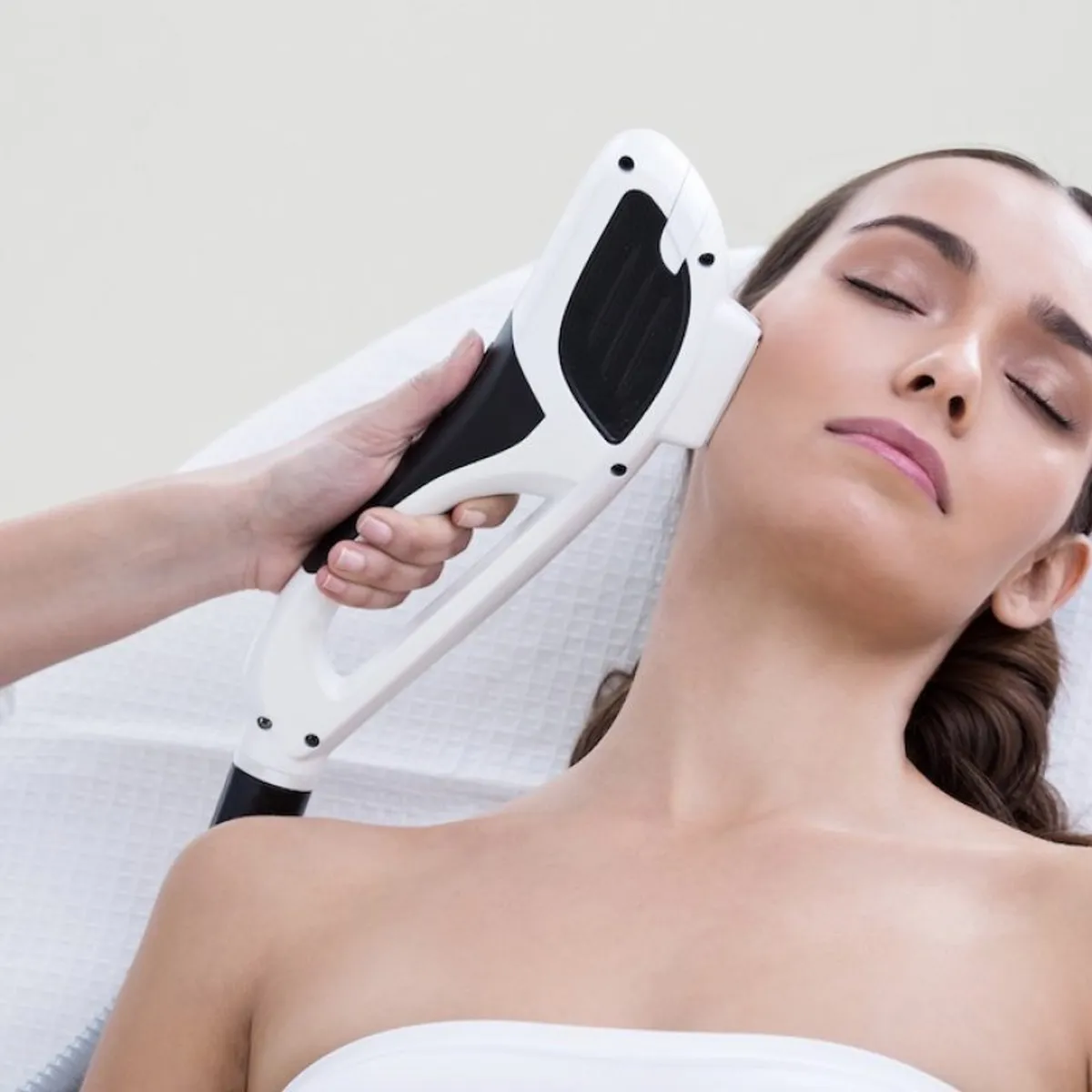 Traitement IPL Visage - Photorajeunissement Professionnel Traitement IPL lumière pulsée pour le rajeunissement du visage