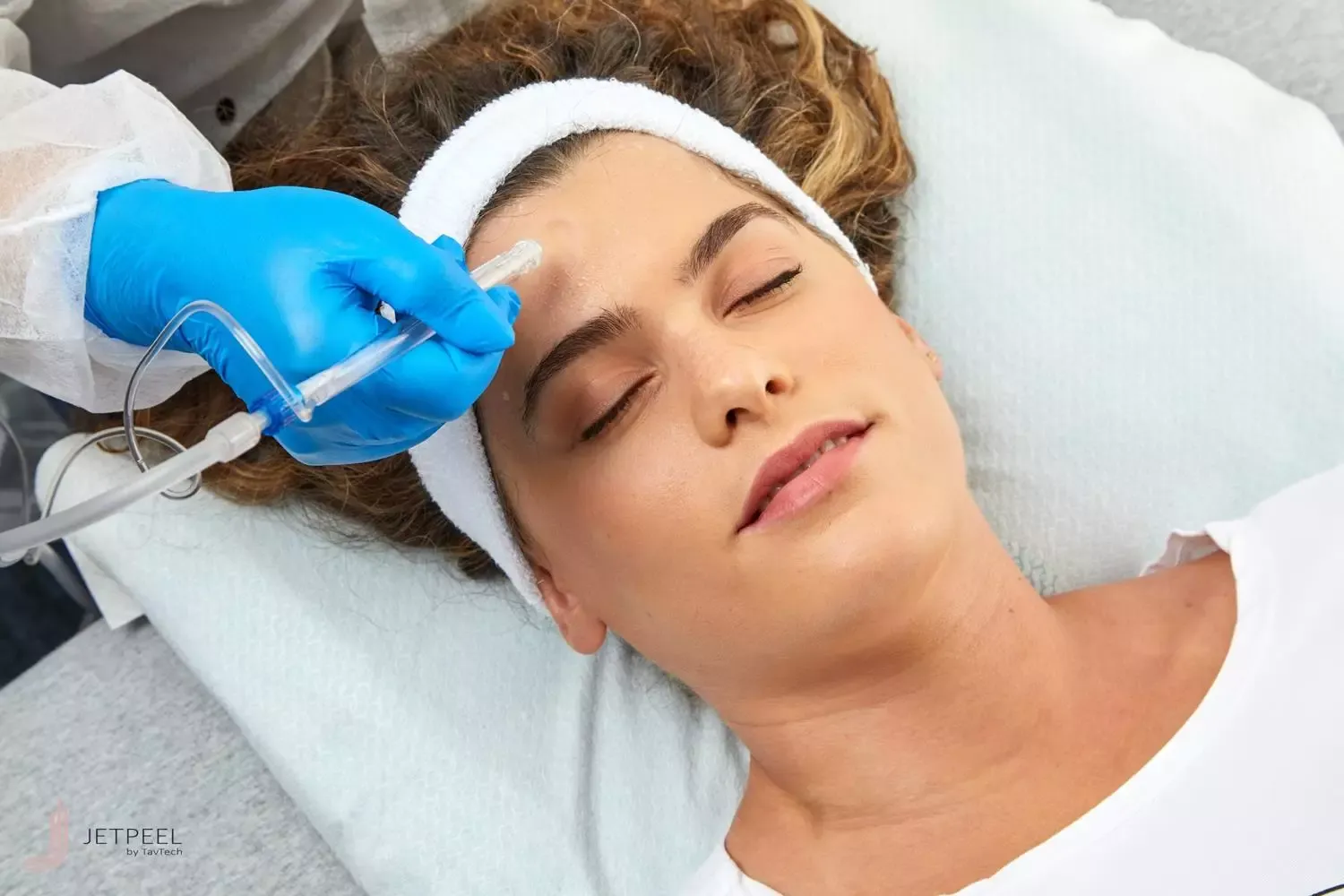 Traitement Professionnel JetPeel pour les Soins de la Peau Femme recevant un traitement facial JetPeel avec appareil professionnel de soins de la peau