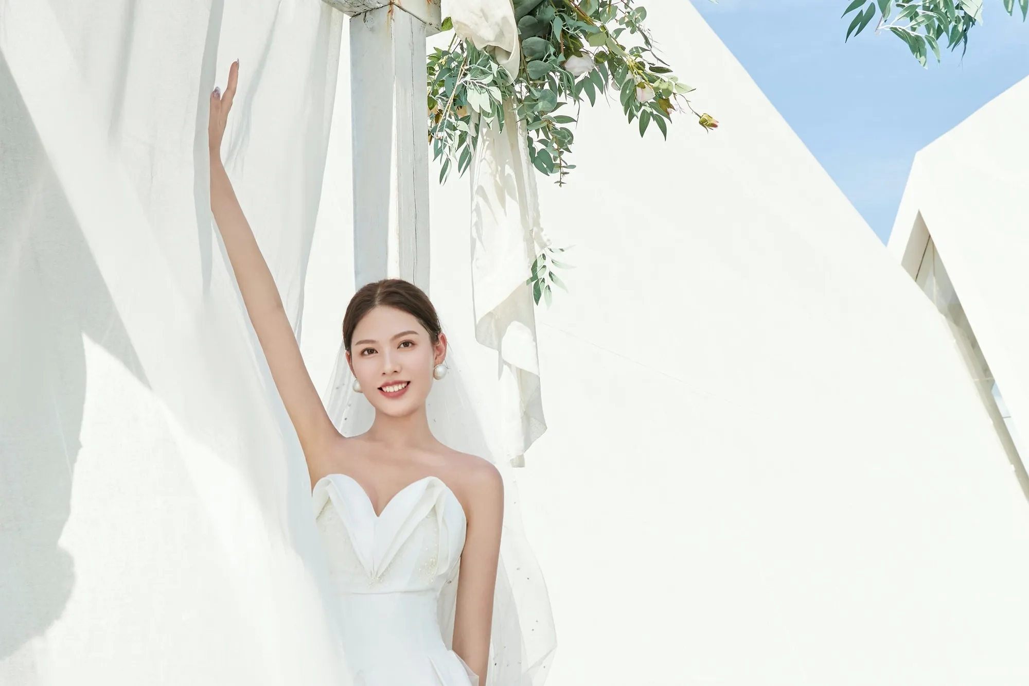 Beauté Naturelle et Élégance Jeune femme élégante en robe blanche dans un environnement luxueux