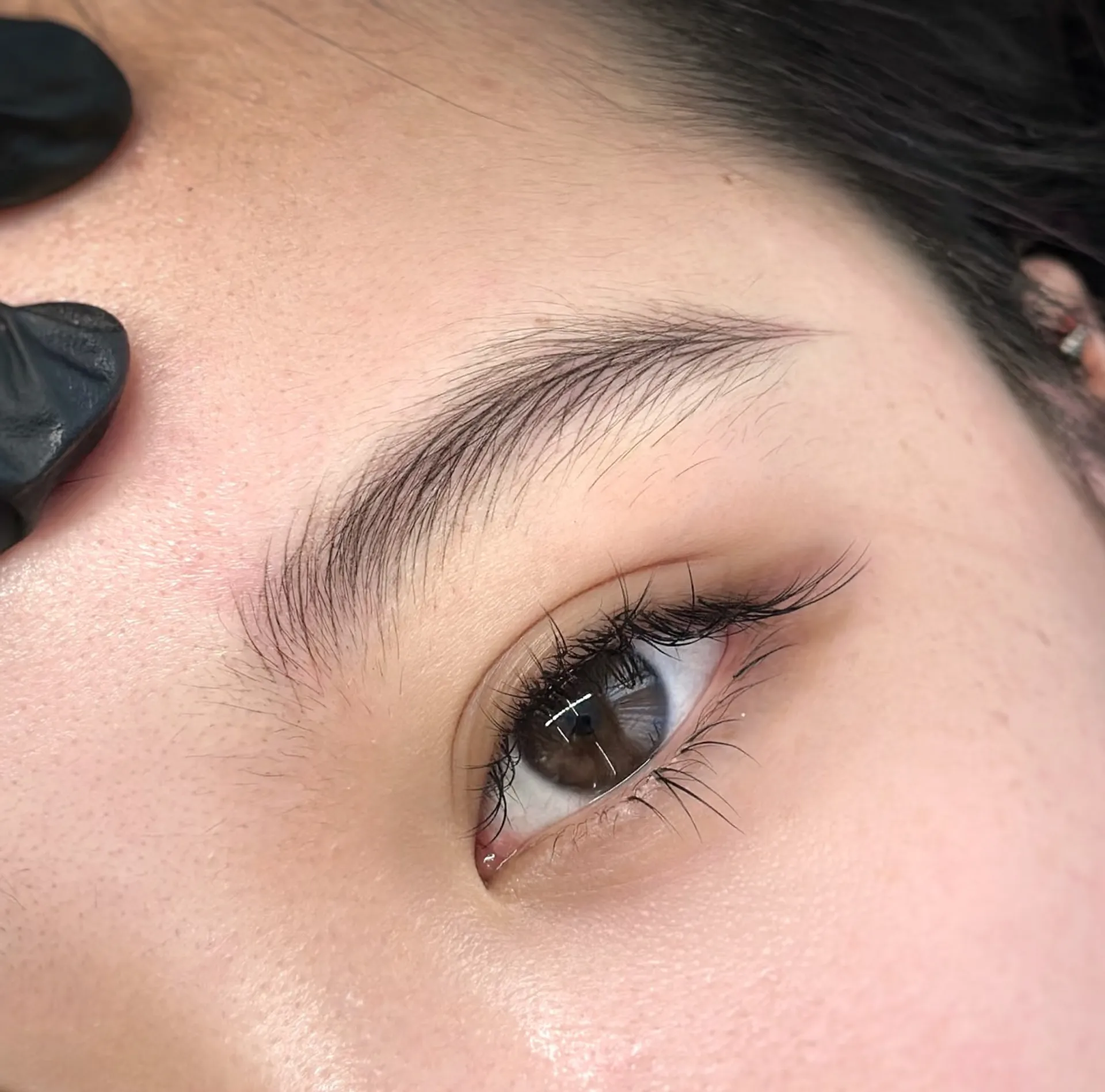 Résultat professionnel de maquillage permanent des sourcils - technique microblading naturelle